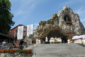 16 Altar in der Grotte
