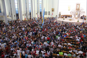 17 Besinnung beim Pilgerabend der rund 16.000Deutschen